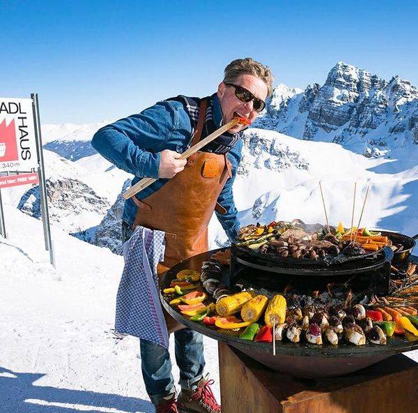 cuisson conviviale sur un barbecue ofyr