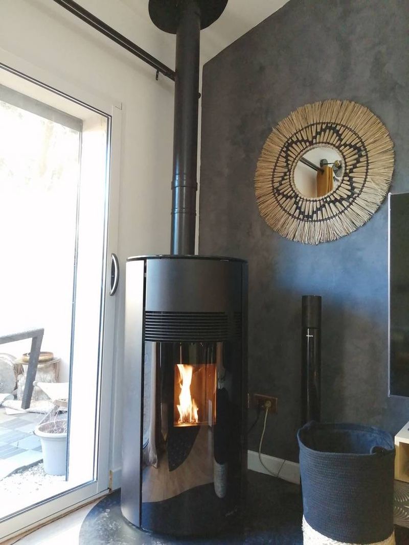 poêle à granulés sortie des fumée dessus Dielle Round Noir